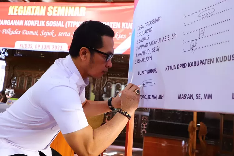 Bupati Kudus Hartopo turut menandatangani deklarasi damai bersama bakal calon kepala desa dan bakal calon kepala desa antara waktu di Kudus menjelang Pilkades 13 Juni 2023. (Foto: Diskominfo Kudus)