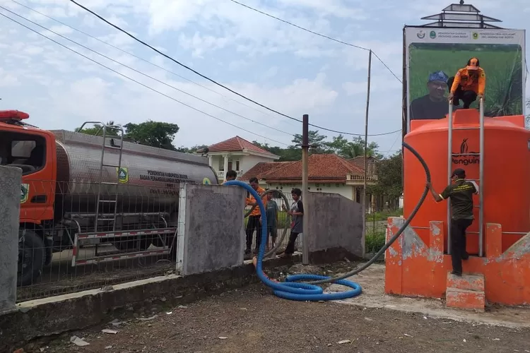 Alami Kekeringan Dan Krisis Air Bersih, BPBD Kabupaten Bogor Kirim 10. ...