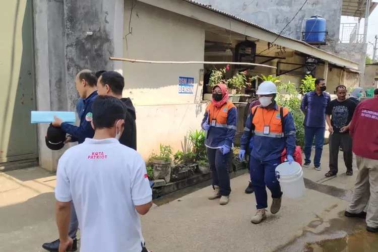 Tim DLH Kota Bekasi tengah membawa sampel air limbah pabrik permen yang diduga melakukan pencemaran lingkungan di RW 01, Kelurahan Jatirangga, Kecamatan Jatisampurna, Jumat (9/6/2023). (FOTO: Dharma/Suarakarya.id)