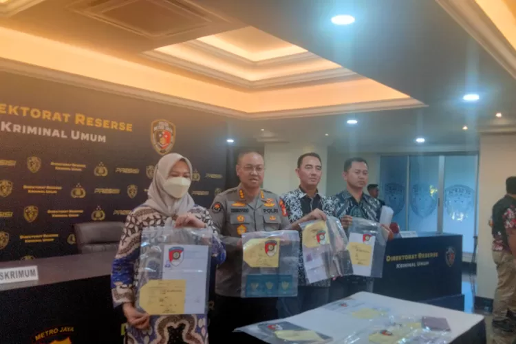 Tim penyidik dari Subdit Renakta PMJ menunjukkan barang bukti kasus TPPO (Sadono )