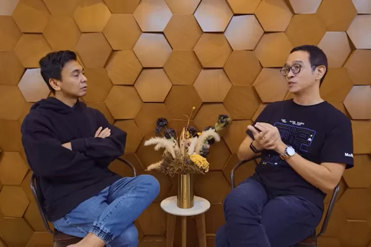 Raditya dika dan Henry&nbsp;menjelaskan Stoikisme (Youtube Raditya Dika)