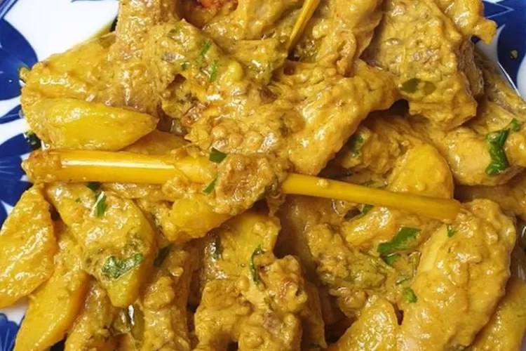 Ayam ungkep bumbu kuning yang bisa disajikan langsung atau digoreng (Cookpad)
