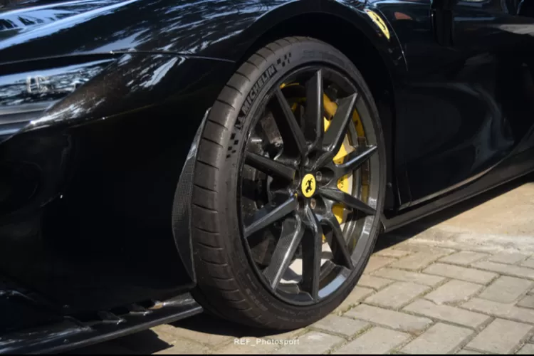 Ban Mobil Ferrari SF 90 spyder dengan velg full carbon (Instagram @ref_photosport)