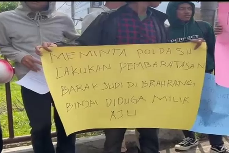 Puluhan aliansi mahasiswa bersatu melakukan aksi unjuk rasa di mapolda sumut belum lama ini  (Realitasonline.id/MA)
