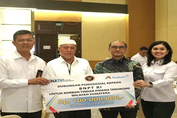 Penyerahan bantuan dari PT Inalum kepada para Penyintas   (Realitasonline/H.Guntur Sinaga)