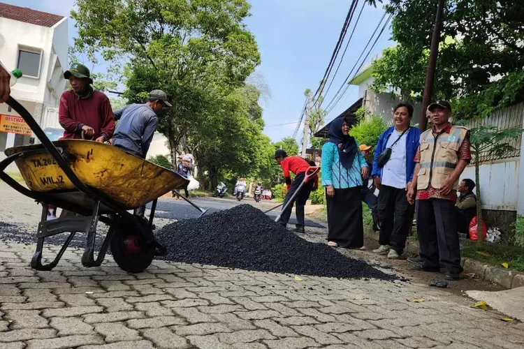 PERBAIKAN : Aparatur Kelurahan Cisalak Pasar (Cipas) melakukan monitoring pemeliharaan Jalan Zambrut Raya. 