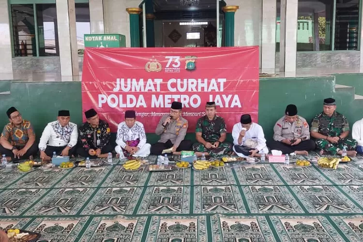 Kapolres Metro Depok, Kombes Pol Ahmad Fuady memberikan paparan paxda acara Jumat Curhat di Kelurahan Ratujaya, Kecamatan Cipayung.