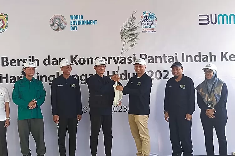 PT PLN (Persero) Unit Induk Pembangunan Jawa Bagian Tengah bersama Pemkab Kendal menanam pohon di PIK.  (Edi Prayitno)