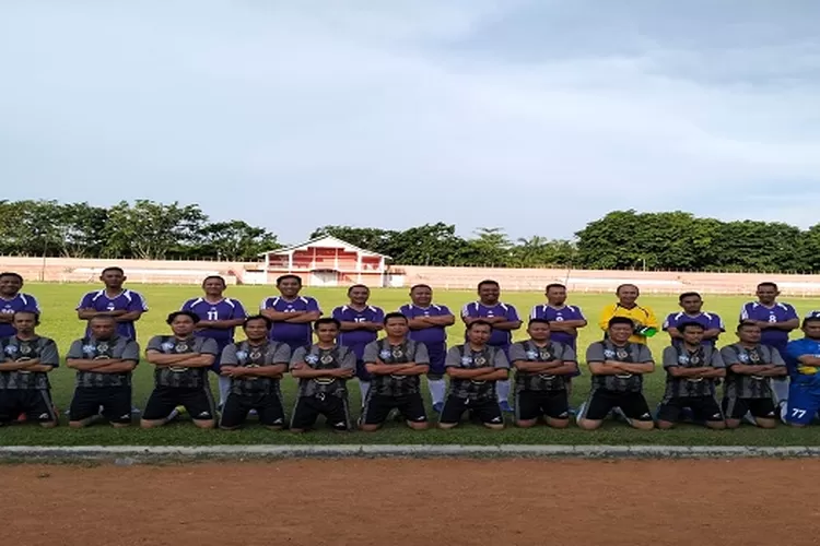 Tim wartawan Asahan FC  foto bersama dengan PDAM TSP sebelum pertandingan (Realitasonline.id/HS)