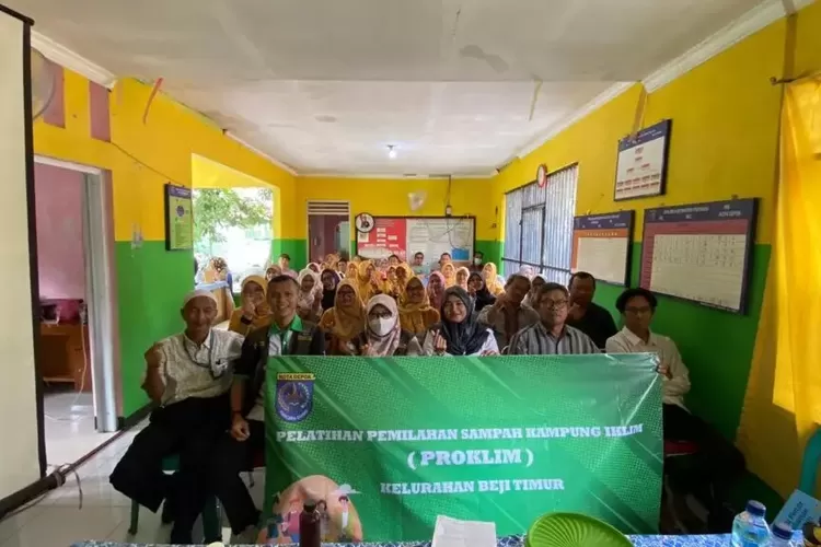 KOMPAK : Foto bersama usai pelatihan pemilahan sampah di RW2 Beji Timur, belum lama ini.
