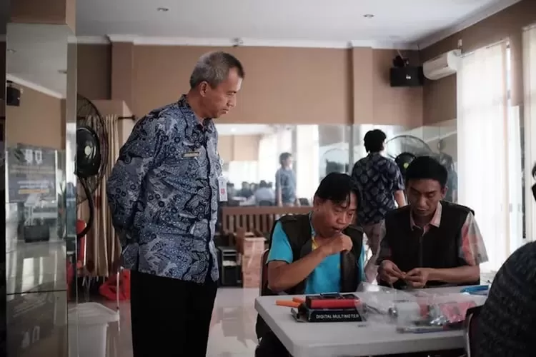 Kepala Disnaker Kota Depok Sidik Mulyono, meninjau peserta pelatihan komputer yang digelar di aula Semoet Coffee and Eatery Cimanggis