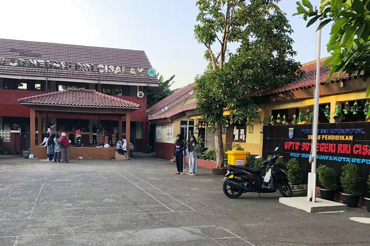 AKTIVITAS : Beberapa siswa SDN RRI Cisalak, Kecamatan Sukmajaya Kota Depok sedang berlatih menari sepulang sekolah. (TIARA/RADAR DEPOK)