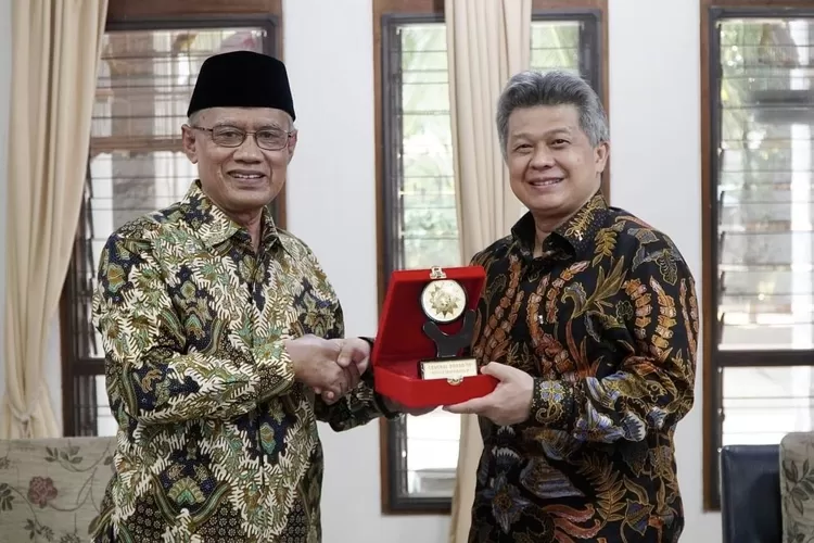 Ketua Umum Pimpinan Pusat Muhammadiyah, Haedar Nashir  bersama  Ketua Kantor Konfrensi Waligereja Indonesia (KWI) Mgr. Antonius Subianto Bunjamin  - Foto: @haedarnashirofficial