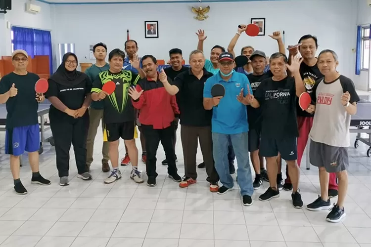 Tim tenis meja PWI DIY foto bersama tim PDAM Tirtamarta.  (Humas PWI DIY)