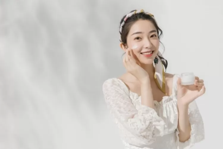 Wajib Tahu! Berikut 4 Tips Hilangkan Kerutan di Wajah, Hati-hati yang Terakhir Sering Disepelekan (Foto: Female Daily)