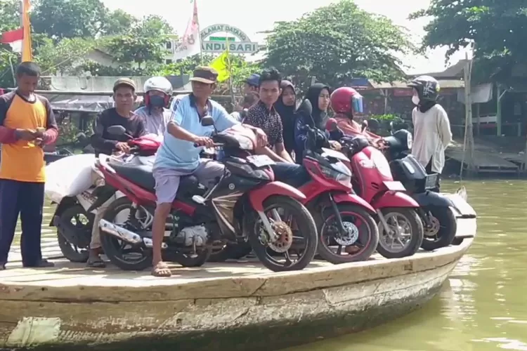 Warga menggunakan sampan untuk menyeberang sungai dari TPI Tawang ke Dusun Randusari Rowosari Kendal.  (Edi Prayitno/kontribuor Kendal)