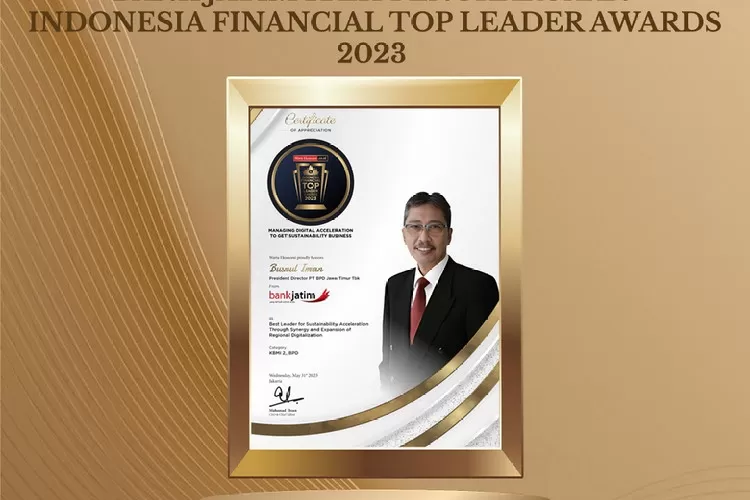 Penghargaan yang diterima Bank Jatim di ajang Indonesia Financial Top Leader Award 2023