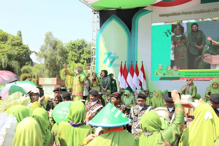 Ketua Umum PP Muslimat NU Khofifah Indar Parawansa menghadiri peringatan Hari Lahir (Harlah) Muslimat NU ke-77 di Tegal, Jawa Tengah. (Pemprov Jatim)