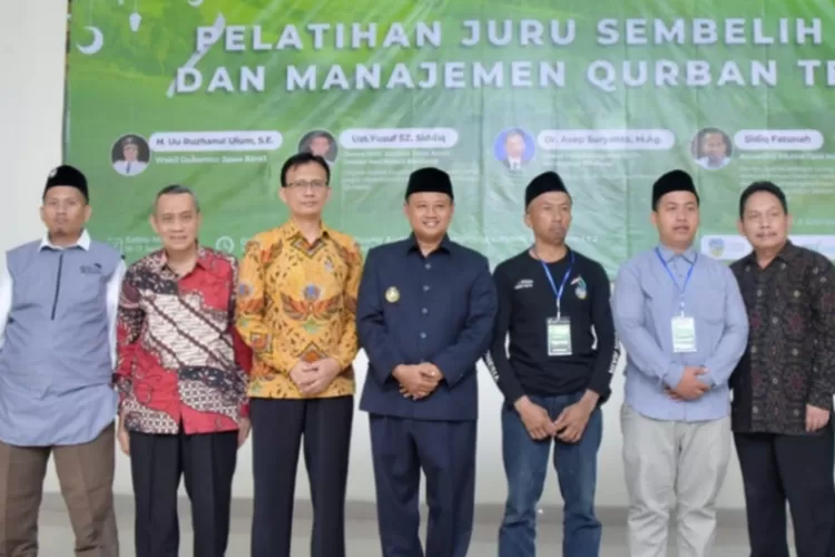 Pelatihan cara menyembelih hewan kurban yang halal dan sehat jelang Idul Adha 2023 bagi juru sembelih di Tasikmalaya. (Dok. Humas Pemprov Jabar)