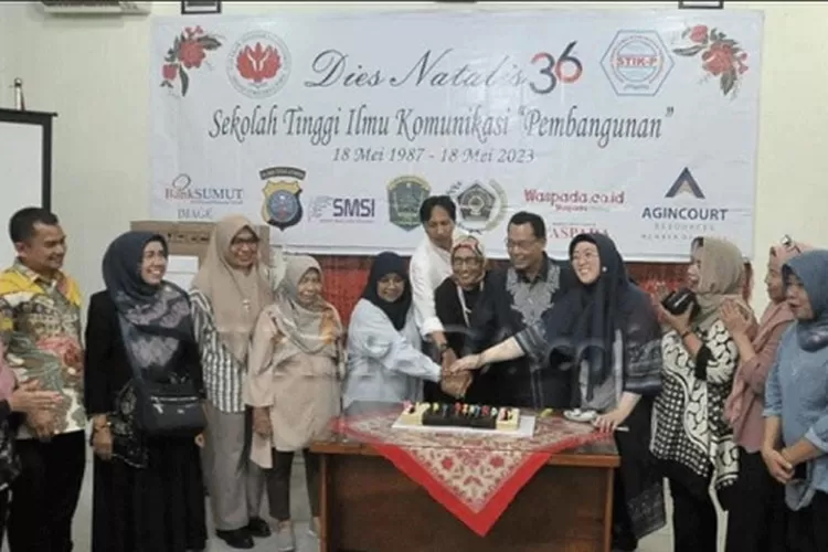 Pihak yayasan dan Pimpnan STIK-P Medan bersama-sama memotong kue Dies Natalis ke-36 STIK-P Medan (Realitasonline.id/AP)