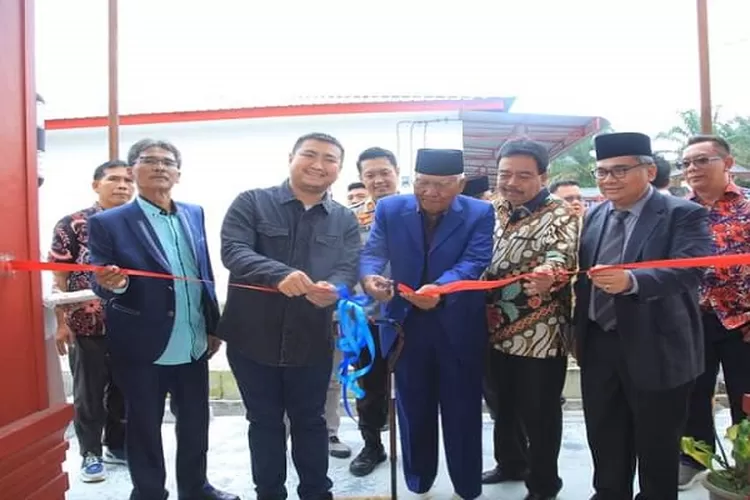 Bupati Labuhanbatu Utara Hendriyanto Sitorus menggunting pita peresmian Perumahan Sian-Co Asri Residence (Realitasonline.id/RS)