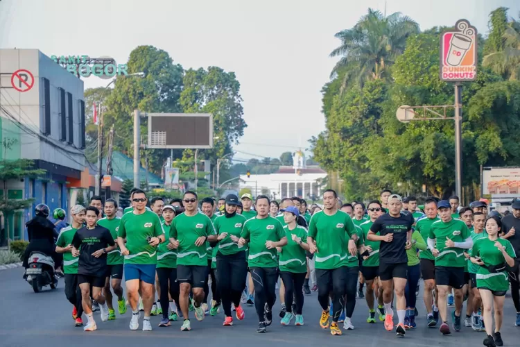 Wali Kota Bogor Bima Arya bersama peserta Lari Milo Activ Community Run Keliling Kota Bogor. (Pemkot Bogor)
