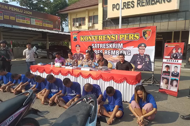 Kapolres Rembang AKBP Suryadi SH, MH, SIK dan Kasatreskrim AKP Dwi Utomo saat konferensi pers di halaman Mapolres Rembang bersama 10 tersangka pelaku pengeroyokan sadis.  (Agus Sutomo)