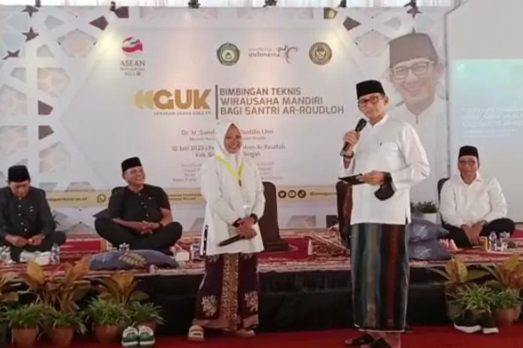 Menparekraf Sandiaga Salahuddin Uno dialog dengan Miftah santriwati Pondok Pesantren Salafiyah, Ar Roudloh Desa Babadan Kecamatan Limpung Kabupaten Batang.  (Foto: Muslihun/kontributor Batang)