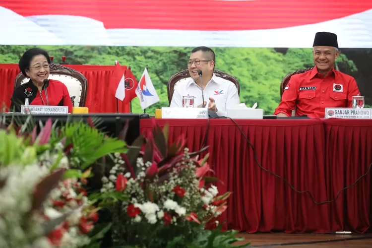 Ketua Perindo Hary Tanoe diapit oleh Ketua Umum PDIP Megawati Soekarnoputri dan Gubernur Jateng Ganjar Pranowo. (Humas Jateng)