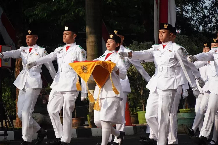 Berikut Susunan Lengkap Upacara Penurunan Bendera Merah Putih Di Istana ...