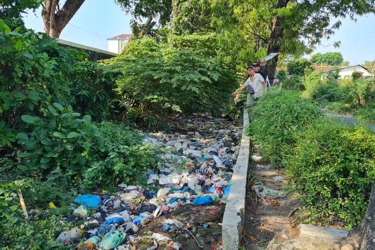Kondisi saluran yang menghubungkan ke sungai Kalibuntu penuh dengan sampah membuat aliran tersumbat.  (Edi Prayitno/kontributor Kendal)