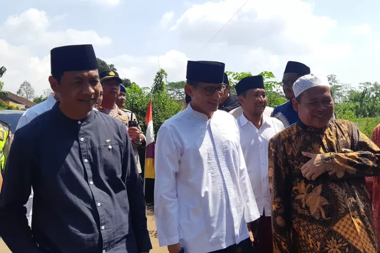 Menparekraf Sandiaga Salahudin Uno didamping Sekretaris DPW PPP Jawa Tengah Suyono, saat hadir di Ponpes Ar Raudloh di Desa Babadan Kecamatan Limpung Kabupaten Batang, Sabtu 10 Juni 2023.  (Foto: Muslihun/kontributor Batang)