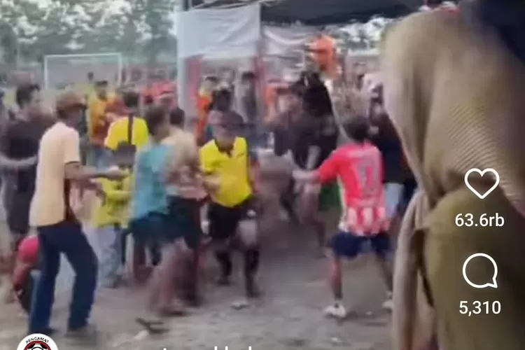 Wasit pertandingan sepakbola tarkam dikeroyok penonton. Warganet sebut wasit  termasuk top ten profesi paling berbahaya di dunia (tangkapan layar instagram @pengamatsepakbola)