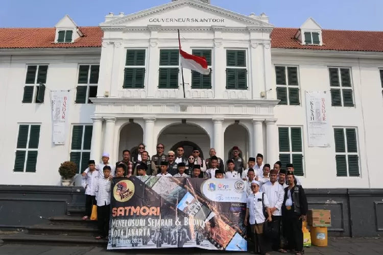 Foto bersama member RoJak dengan anak-anak yatim/yatim-piatu di Museum Fatahilah salam rangka menyambut HUT Jakarta   (Kangmox)