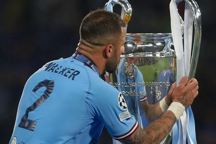 Bek Manchester City Kyle Walker mencium trofi Liga Champions (Instagram @kylewalker2)