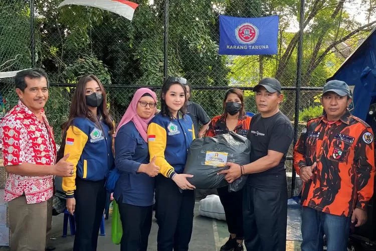 Ketua KPPG Jakarta Timur Sofiandra Larasati  Azis (kiri) menyerahkan bantuan untuk korban terdampak kebakaran di Jalan Kayumas Raya, Pulogadung, Jaktim, Kamis (8/6/2023).
