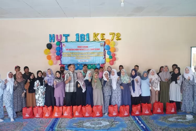 Jajaran anggota Ikatan Bidan Indonesia (IBI) Kabupaten Batang foto bersama dengan 15 ibu hamil  di Aula Kecamatan Tersono (Muslihun)