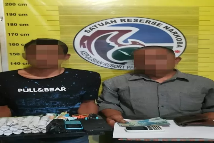 Dua tersangka kasus penyalahguna narkotika jenis ganja yang diamankan jajaran Sat Resnarkoba Polres Padangsidimpuan ( Realitasonline / Riswandy  &nbsp;)