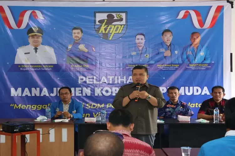 Bupati Tapsel Dolly Pasaribu memberi materi saat membuka pelatihan manajemen dan Bentuk koperasi pemuda DPD KNPI Tapsel (Realitasonline.id/Riswandy)