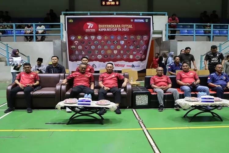  Kapolres BelTim AKBP Arif Kurniatan pada acara pembukaan Bhayangkara Futsal Kapolres Cup 2023 di GOR Damar Manggar BelTim (Realitasonline.id/HY)