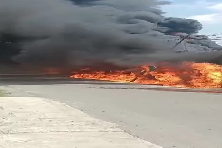 Gudang diduga tempat penimbunan BBM dan CPO sedang terbakar kobaran api (Realitasonline.id/Ali)