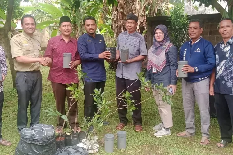 Penyerahan bantuan pohon dan lubang biopori oleh DLHK Kota Depok kepada perwakilan Kelurahan Kalibaru dan RW6.