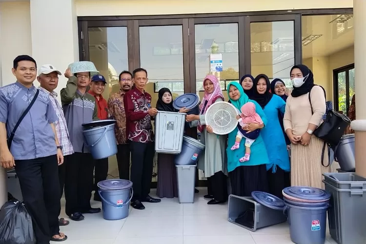PEMBERIAN : 30 warga Jatimulya dibagikan tempat sampah dan ember untuk melakukan pemilahan sampah di rumahnya.