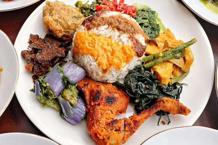 Inilah 5 Keunikan dari Nasi Padang , No 4 Kebiasaan yang Sering Dilakukan saat Menyantapnya!/ Pergi kuliner
