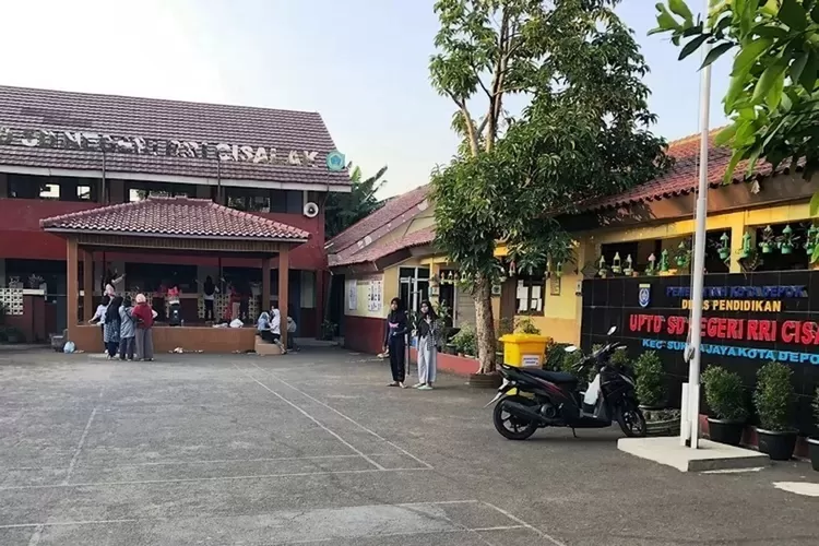 AKTIVITAS : Beberapa siswa SDN RRI Cisalak, Kecamatan Sukmajaya Kota Depok sedang berlatih menari sepulang sekolah. (TIARA/RADAR DEPOK)