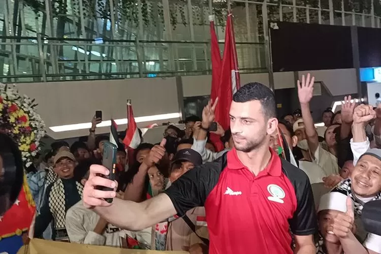 Kiper Timnas Palestina Rami Hamadeh saat momen penyambutan oeh Suporter Indonesia di Bandara Soetta.  (MPI/Irfan Maulana)