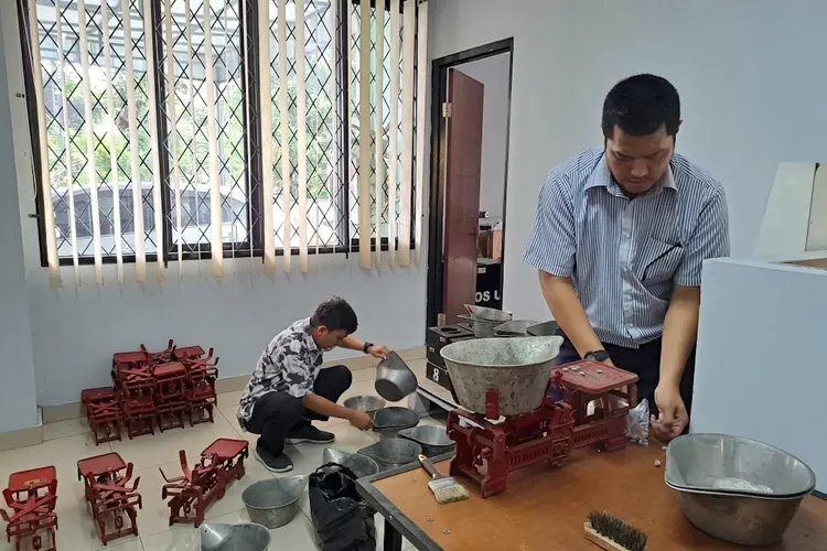 UJI TERA : Sejumlah petugas dari UPT Metrologi Legal Kota Depok saat melakukan uji tera terhadap timbangan yang didapati dari sejumlah pedagang. (GERARD SOEHARLY/RADAR DEPOK)