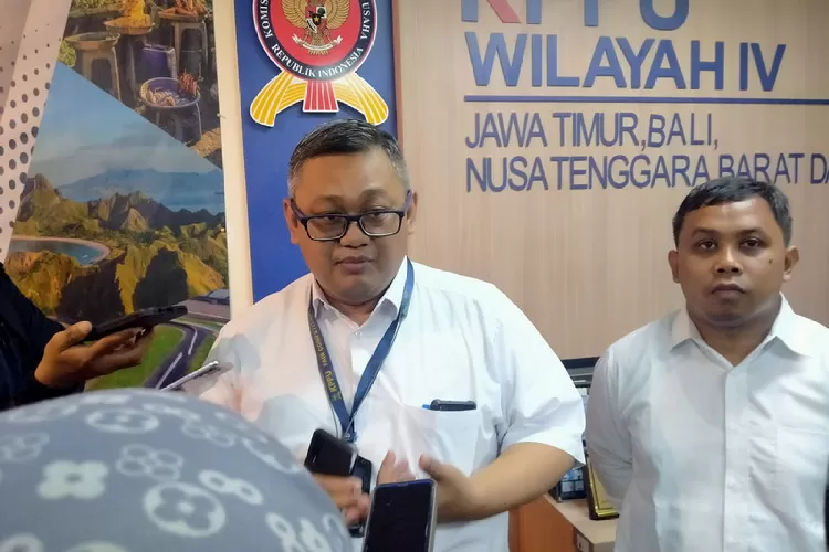  Kepala Kanwil KPPU Wilayah IV Surabaya, R Dendy Sutrisno (kiri) dan Kepala Bidang Penegakan Hukum Kanwil IV, Ratmawan Ari Kusnandar, saat ditemui wartawan.