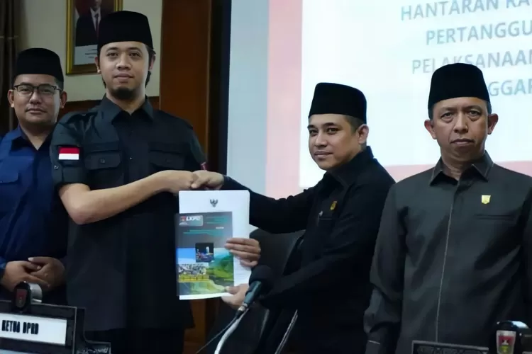 Wako Bukittinggi hantarkan Ranperda pertanggungjawaban APBD 2022 (dok. Pemko Bukittinggi)