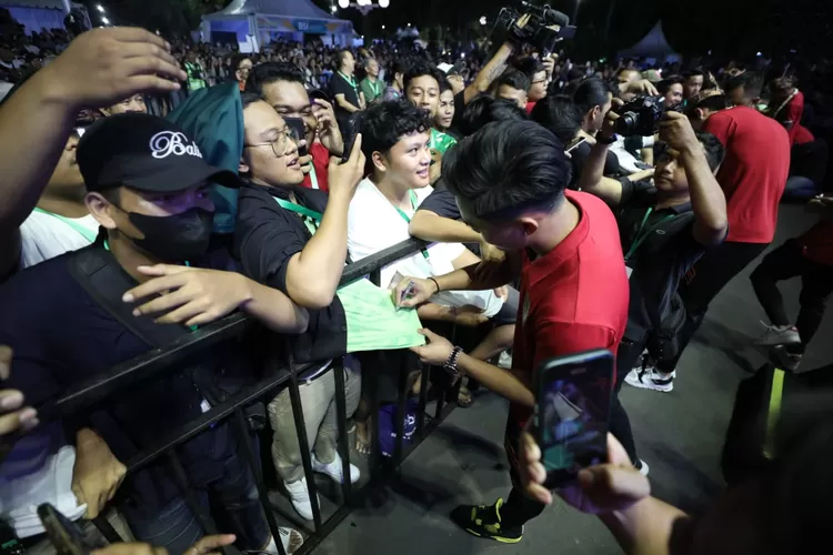 Para Pemain Timnas Indonesia Sibuk Tanda Tangan atas Permintaan Suporter (foto Humas PSSI)